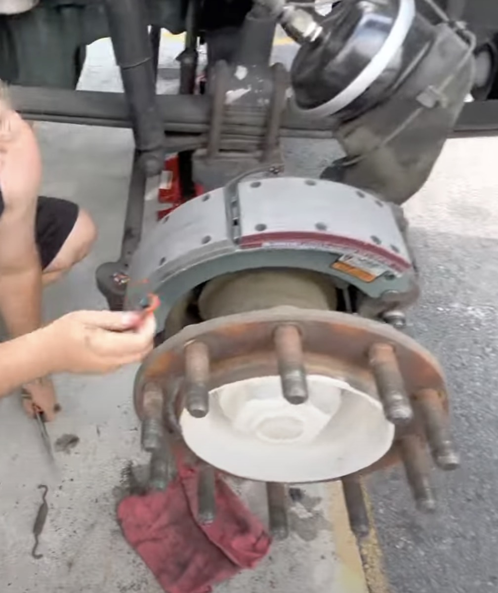 Commercial truck repair service